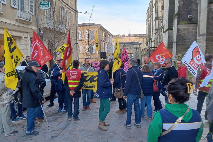 Devant la préfecture du Gers, les facteurs mirandais attendent des "garanties" de leur direction.