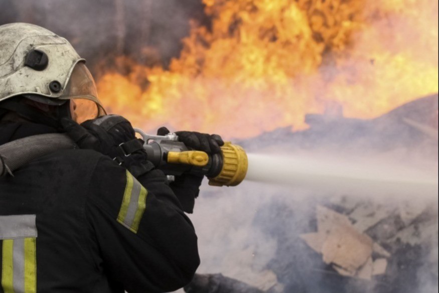 Giscaro : un feu de broussailles ravage 10 hectares et détruit un hangar agricole
